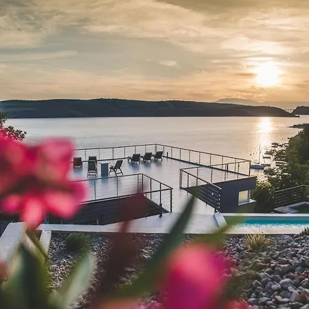 Beachfront Grace With Heated Rooftop Pool Vila *