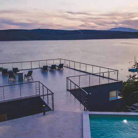 Vila Beachfront Grace With Heated Rooftop Pool