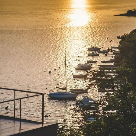 Beachfront Grace With Heated Rooftop Pool Vila *