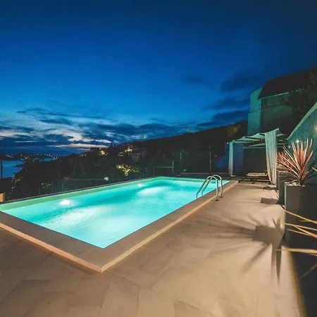 Beachfront Grace With Heated Rooftop Pool וילה *