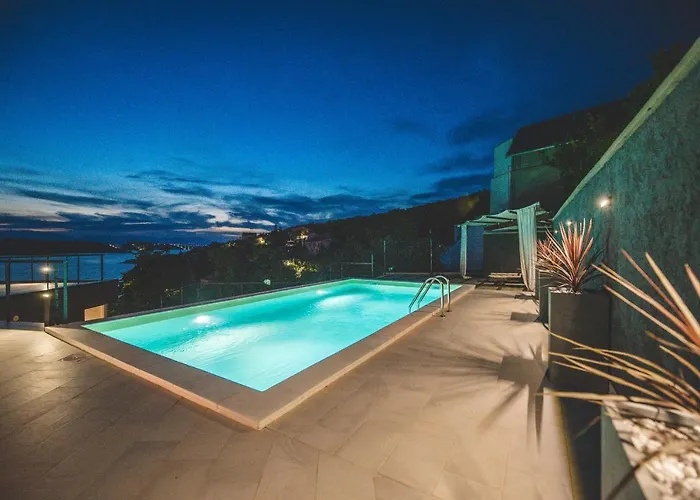 Beachfront Grace With Heated Rooftop Pool Vila *