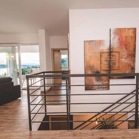 Beachfront Grace With Heated Rooftop Pool וילה